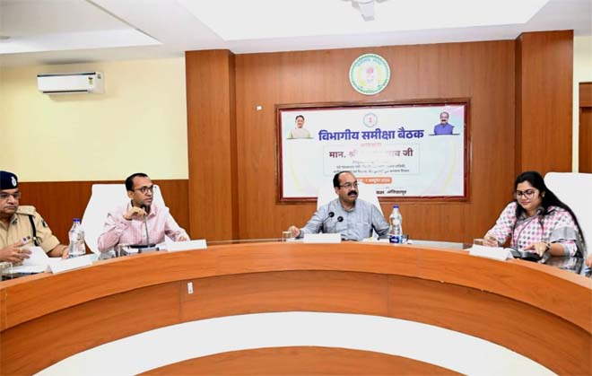 अधिकारी अपनी जिम्मेदारी समझें, गम्भीरता और सक्रियता से दायित्वों का करें निर्वहन : अरुण साव