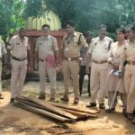वन विभाग की बड़ी कारवाई : पूर्व सरपंच के निवास पर पड़ा छापा, लाखों के अवैध सागौन की लकड़ियां बरामद