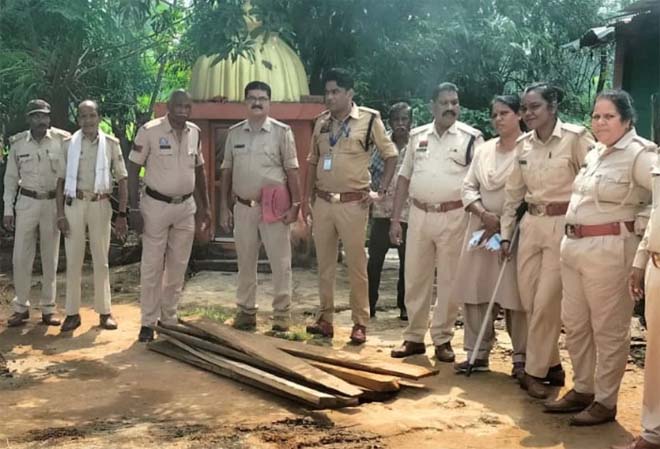 वन विभाग की बड़ी कारवाई : पूर्व सरपंच के निवास पर पड़ा छापा, लाखों के अवैध सागौन की लकड़ियां बरामद