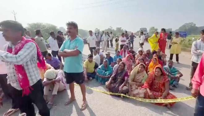 कांकेर बाईपास पर हादसा : कार की टक्कर से दो युवकों की मौत, गुस्साए ग्रामीणों ने NH-30 पर किया चक्काजाम
