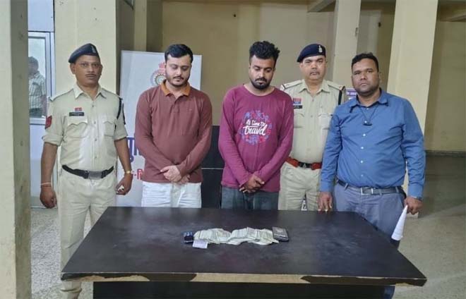 च्वाइस सेंटरों के क्यूकोड से 20 से 25 लाख की ठगी, दो आरोपी गिरफ्तार… रायपुर के बड़े परिवार से हैं ताल्लुक 