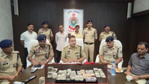 बड़ी चोरी का खुलासा : आरोपी पिता-पुत्र गिरफ्तार, 11.53 लाख रुपए बरामद