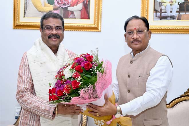 मुख्यमंत्री विष्णु देव साय से सांसद श्री धर्मेंद्र प्रधान ने की शिष्टाचार भेंट, विभिन्न समसामयिक विषयों पर की चर्चा