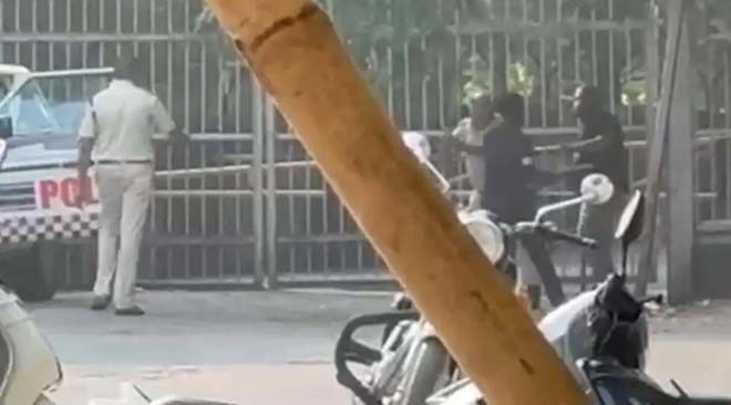 सीएम हाउस के बाहर हंगामा एक व्यक्ति ने कई गाड़ियों के शीशे तोड़ डाले, जमकर काटा बवाल