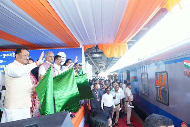 केंद्रीय रेल मंत्री अश्विनी वैष्णव और मुख्यमंत्री विष्णु देव साय  ने रावघाट – रायपुर एवं रायपुर – कुरूद यात्री रेल सेवाओं को दिखाई हरी झंडी