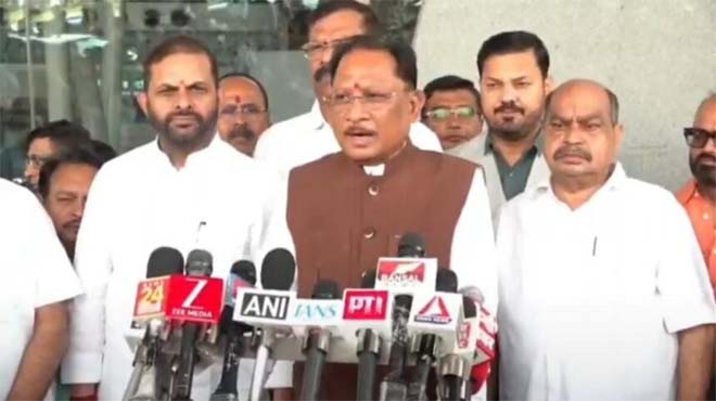 सिंगापुर से रायपुर लौटे सीएम साय, ढोल-नगाड़ों से स्वागत, बोले – सफल रहा दौरा, छत्तीसगढ़ को मिले ₹43,600 करोड़ के निवेश प्रस्ताव