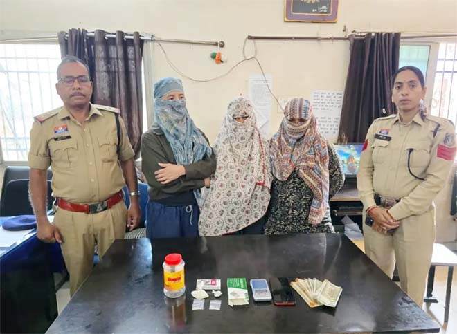 सैलून में एमडीएमए ड्रग्स, किन्नर समेत तीन गिरफ्तार… लाखों की ड्रग्स जब्त