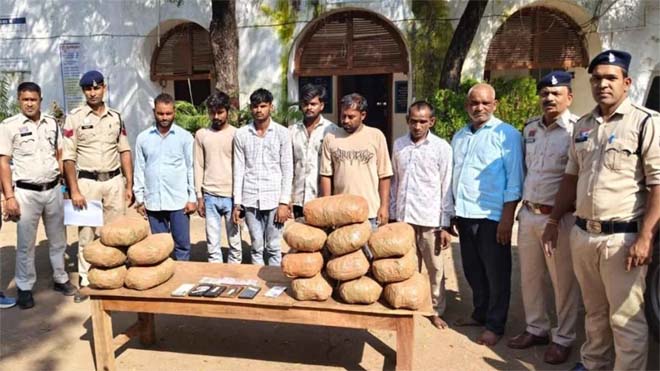 15 लाख के गांजा के साथ दबोचे गए 7 तस्कर, पत्रकार के साथी होने का हवाला देकर बचने का करते थे प्रयास