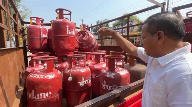 गैस चोरी का खुलासा : एक सिलेंडर में 5 किलो गैस कम मिली, चार डिलीवरी कर्मचारियों के खिलाफ कार्रवाई