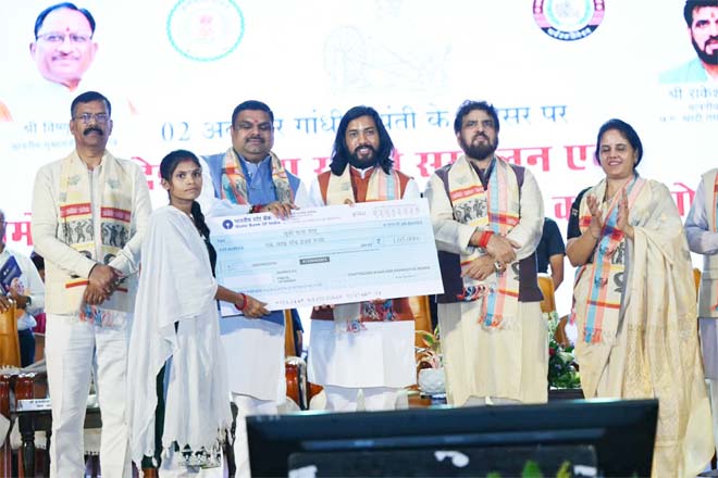 ग्रामोद्योग मंत्री यादव ने किया प्रदर्शनी का अवलोकन, खादी वस्त्रों पर 31 मार्च 2027 तक मिलेगी 25 प्रतिशत छूट, रेशम विभाग  ने ‘अमारी सिल्क’ ब्रांड का किया अनावरण