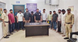 रायपुर पुलिस की बड़ी कार्रवाई : जुआ फड़ मे मारा छापा, नकदी सहित 14 जुआरी गिरफ्तार