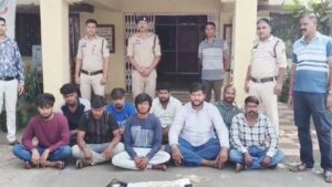बावन पारियों पर जंगल में लगा रहे थे दांव : 9 जुआरियों को पुलिस ने दबोचा, कैश 11 बाइक, एक कार और 8 मोबाइल जब्त