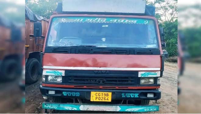 कबाड़ से लदा वाहन जब्त : 13.90 लाख का कबाड़ जांच के बाद पुलिस ने किया जब्त