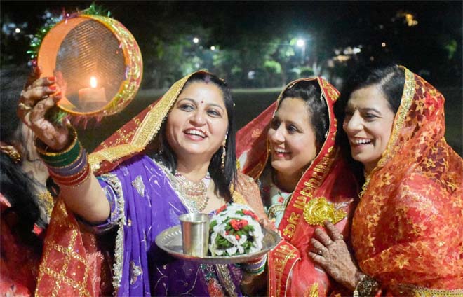 करवा चौथ 2026 : न दिखे चांद तो कैसे तोड़ें व्रत, ज्योतिषी ने बताया उपाय, जानें रायपुर समेत अन्य शहरों की टाइमिंग