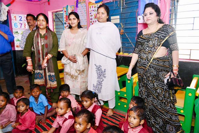 मंत्री श्रीमती लक्ष्मी राजवाड़े ने किया आंगनबाड़ी केंद्र का औचक निरीक्षण, बच्चों से आत्मीय संवाद कर पोषण, स्वास्थ्य और देखभाल की व्यवस्थाओं का लिया जायजा