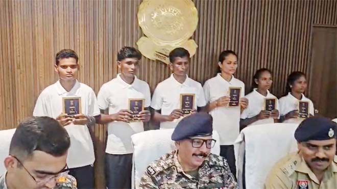 नक्सल सरेन्डर : 35 लाख के इनामी 6 नक्सलियों ने छोड़ी हिंसा, ओडिशा से जुड़े तार