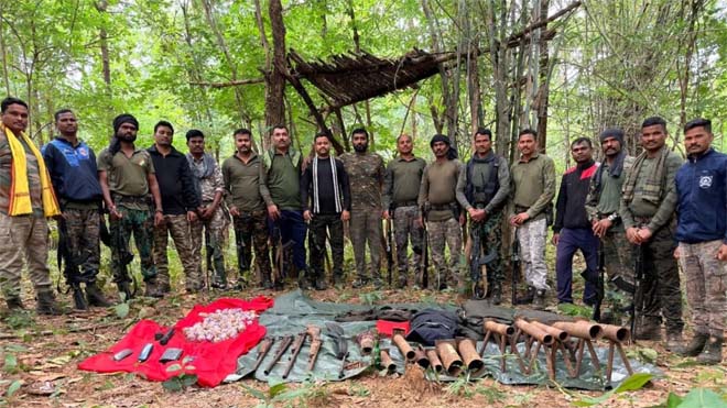 छत्तीसगढ़-महाराष्ट्र बॉर्डर पर पुलिस की बड़ी कार्रवाई, नक्सली ठिकाने से हथियार और विस्फोटक जब्त