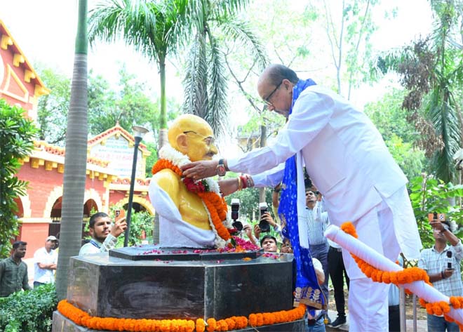 नशा मुक्त भारत के संकल्प के साथ राज्यपाल डेका ने की पदयात्रा, महात्मा गांधी और लाल बहादुर शास्त्री को श्रद्धांजलि अर्पित कर डॉ. अंबेडकर को किया नमन