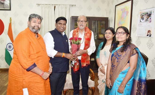 राज्यपाल डेका से कामधेनु विश्वविद्यालय के कार्य परिषद सदस्यों ने की भेंट, छत्तीसगढ़ के देशी गोवंश ‘कोसली’ के संरक्षण और संवर्धन पर हुई चर्चा