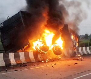 रायपुर-बिलासपुर हाईवे पर भीषण सड़क हादसा, सब्जी से भरा ट्रक पुल से टकराकर जलकर खाक