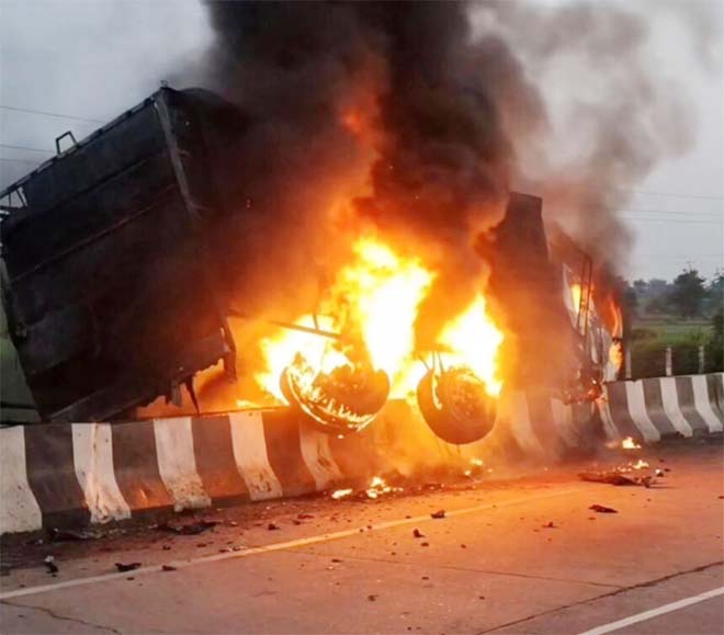 रायपुर-बिलासपुर हाईवे पर भीषण सड़क हादसा, सब्जी से भरा ट्रक पुल से टकराकर जलकर खाक
