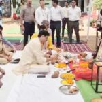 विजयादशमी पर रायपुर पुलिस लाइन में शस्त्र पूजन : कमिश्नर डॉ. संजीव शुक्ला ने किया हवन, बड़ी संख्या में जवान रहे मौजूद