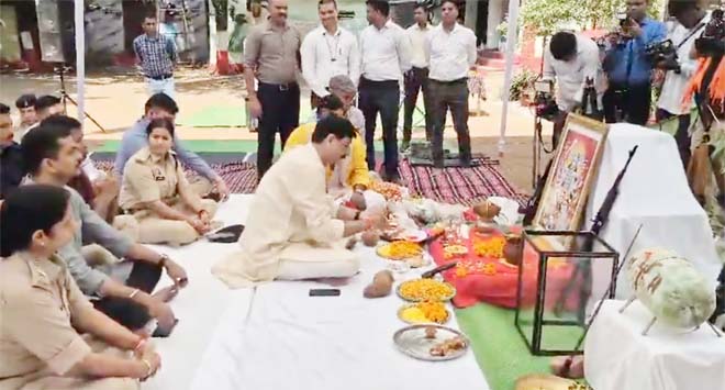 विजयादशमी पर रायपुर पुलिस लाइन में शस्त्र पूजन : कमिश्नर डॉ. संजीव शुक्ला ने किया हवन, बड़ी संख्या में जवान रहे मौजूद