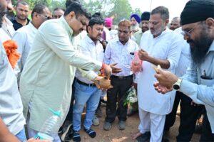 दुर्ग के ट्रांसपोर्ट नगर में 105.85 लाख रुपए की लागत से बनेगी सीसी रोड, स्कूल शिक्षा मंत्री गजेन्द्र यादव ने किया सड़क निर्माण कार्य का भूमिपूजन