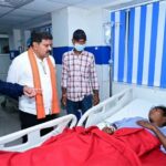 उप मुख्यमंत्री विजय शर्मा ने अस्पताल पहुंचकर जाना सड़क हादसे में घायलों का हाल, मरकाटोला घाट सड़क हादसे के घायलों और परिजनों से की मुलाकात, बेहतर उपचार के दिए निर्देश