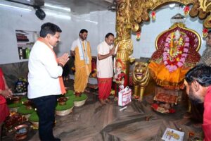 उप मुख्यमंत्री विजय शर्मा ने कवर्धा में मां महामाया और मां विंध्यवासिनी के दर्शन कर प्रदेश की सुख-समृद्धि और खुशहाली की कामना की