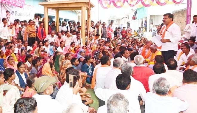 उप मुख्यमंत्री विजय शर्मा ने कबीरधाम के वनांचल ग्रामों में लगाई चौपाल, अंधरीकछार, बोरिया और महली में ग्रामीणों की समस्याएं सुनीं और विकास कार्यों की घोषणाएं कीं
